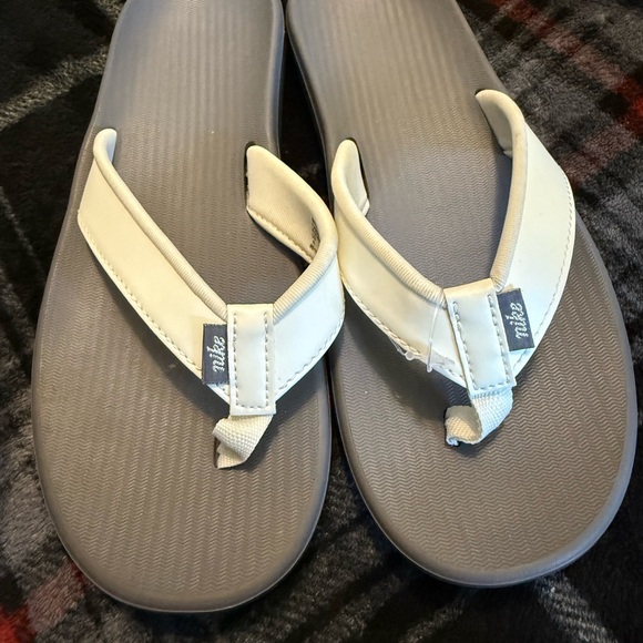 Nike white and Gray Sandals size 6 - Picture 1 of 2